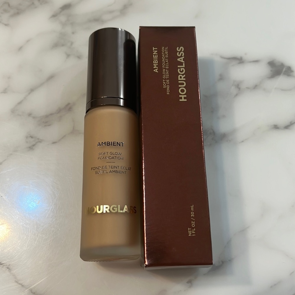 Hourglass Ambient Soft Glow Foundation